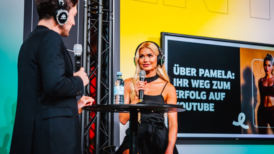 Pamela Reif sprach bei einem Panel mit Michael Groß, Content Solution Lead bei Youtube, im Rahmen des Youtube Festivals 2023 in Berlin. (Foto: Julian Huke Photography) Fitness-Influencerin Pamela Reif: So geht sie mit Hass-Kommentaren um
