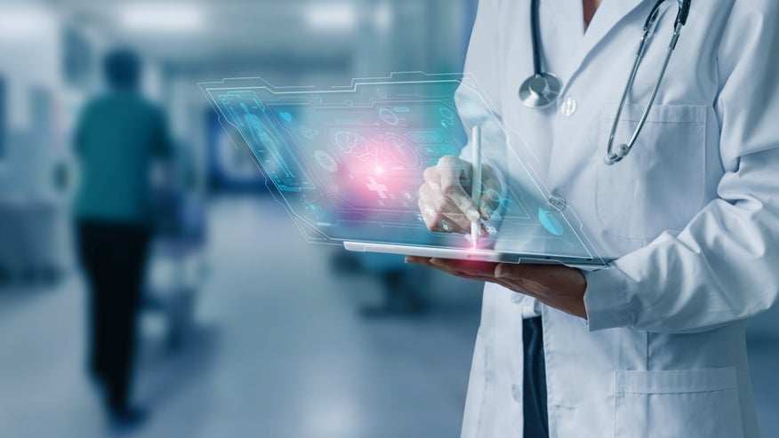 ChatGPT in der Klinik. (Bild: Shutterstock/SOMKID THONGDEE) ChatGPT Doktor Klinik