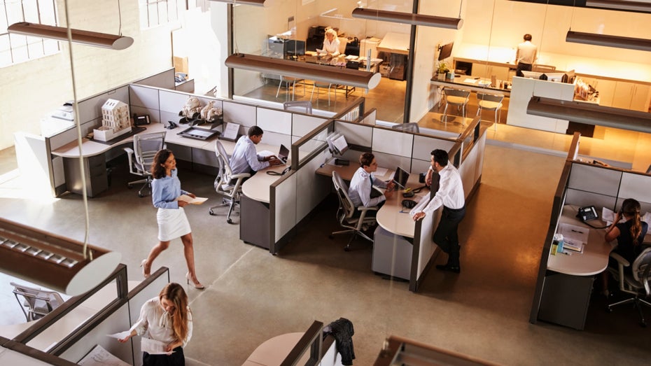 Stehen oder Sitzen im Büro – beides auf Dauer nicht gesund. (Symbolbild: Monkey Business Images/Shutterstock) Stehen oder Sitzen im Büro