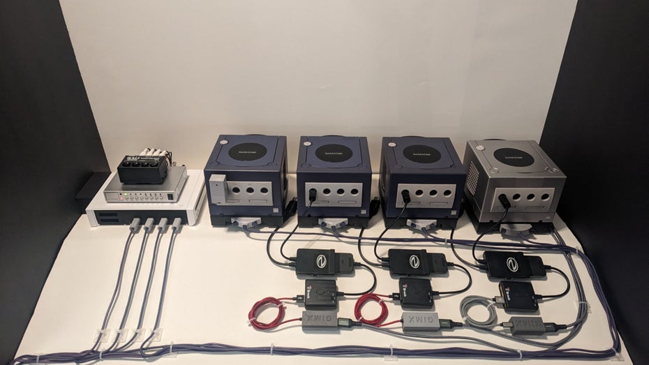 Hypercube: Das passiert, wenn du eine Wii mit 4 Gamecubes zusammenklebst Hypercube: Das passiert, wenn du eine Wii mit 4 Gamecubes zusammenklebst