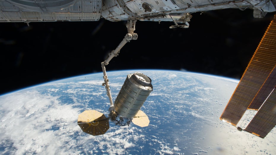 Der Frachter dockt an der ISS an. (Foto: Nasa TV) Cygnus: Weltraumfrachter bringt mehr als 3 Tonnen Ladung an Bord der ISS