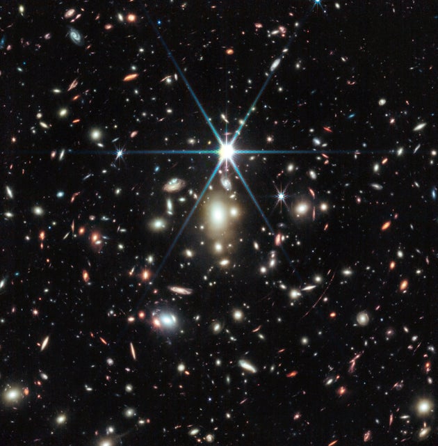 James Webb zeigt entferntesten jemals entdeckten Stern: 1 Million Mal  heller als unsere Sonne