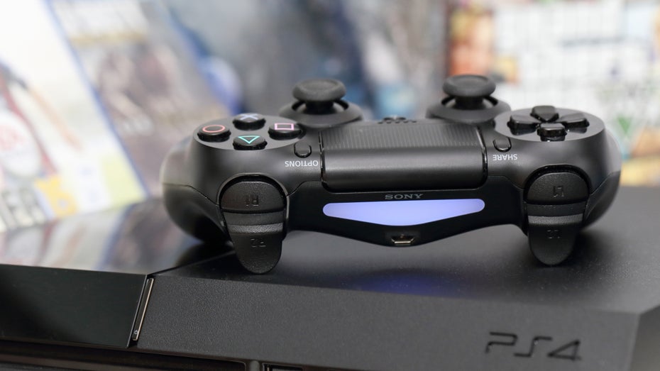 Die Playstation 4 von Sony. (Foto: charnsitr / Shutterstock) PS4 vor dem Aus? Spieleentwickler haben noch Pläne für die Konsole