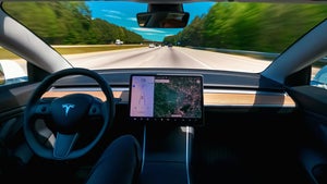 Musk filmt Tour in selbstfahrendem Tesla – und überfährt fast eine rote Ampel