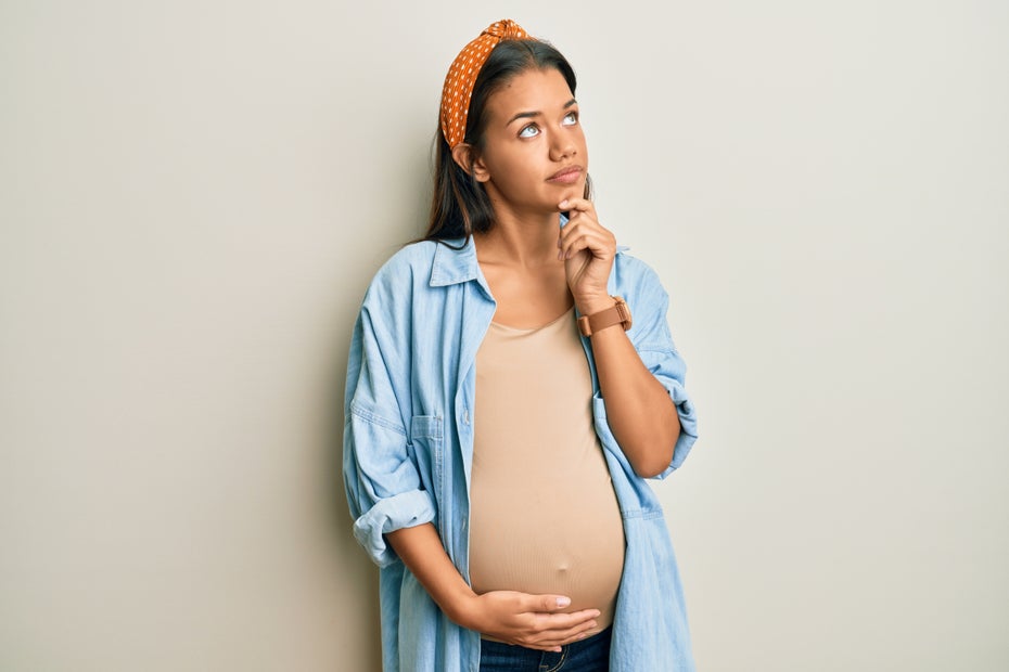 Spätestens wenn der Mutterschutz naht, sollten sich werdende Eltern über die Aufteilung der Elternzeit unterhalten. (Foto: Krakenimages.com/Shutterstock)