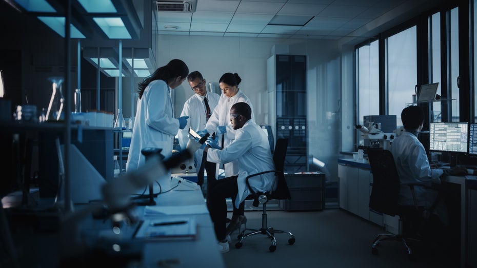 Ein Forschungsteam der Universität von Connecticut soll ein unglaublich starkes und dennoch leichtes Material entwickelt haben. (Foto: Gorodenkoff/Shutterstock) Neues Material ist 5-mal leichter und 4-mal stärker als Stahl