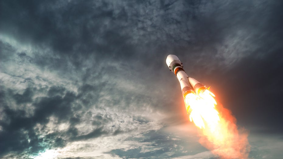 Bringen Raketen bald schon Teile für Weltraum-Tankstellen ins All? (Bild: 3Dsculptor / Shutterstock) Neuer Weltraum-Wirtschaftszweig? US Space Force plant Tankstellen im All