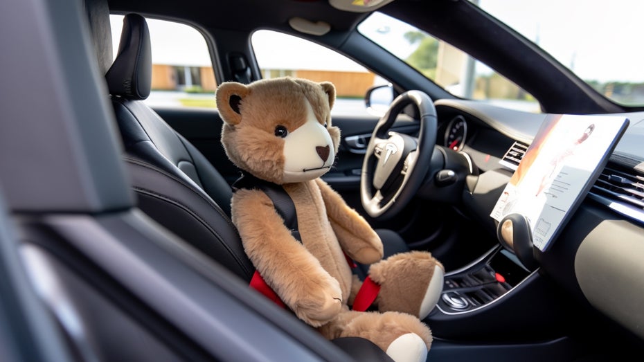 Teddy am Steuer: Auch Stofftiere können offenbar Tesla fahren. (Bild: Midjourney/t3n) Sicherheitsalbtraum: Stofftier lässt Tesla auf Autopilot schalten