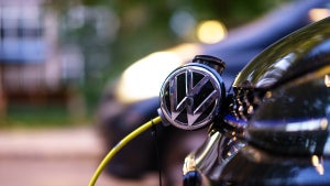 E‑Auto-Rennen: VW zieht in Deutschland an Tesla vorbei