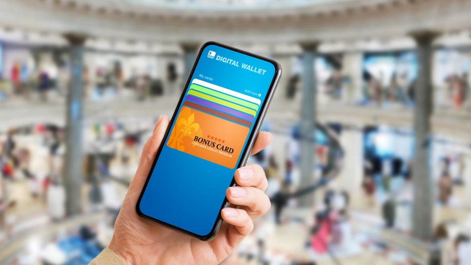 Kundenbindung per App: Der Nachfolger der Plastikkarte? (Foto: Kaspars Grinvalds / Shutterstock) Gutscheine für Kunden, Daten für Händler: So funktioniert digitale Kundenbindung
