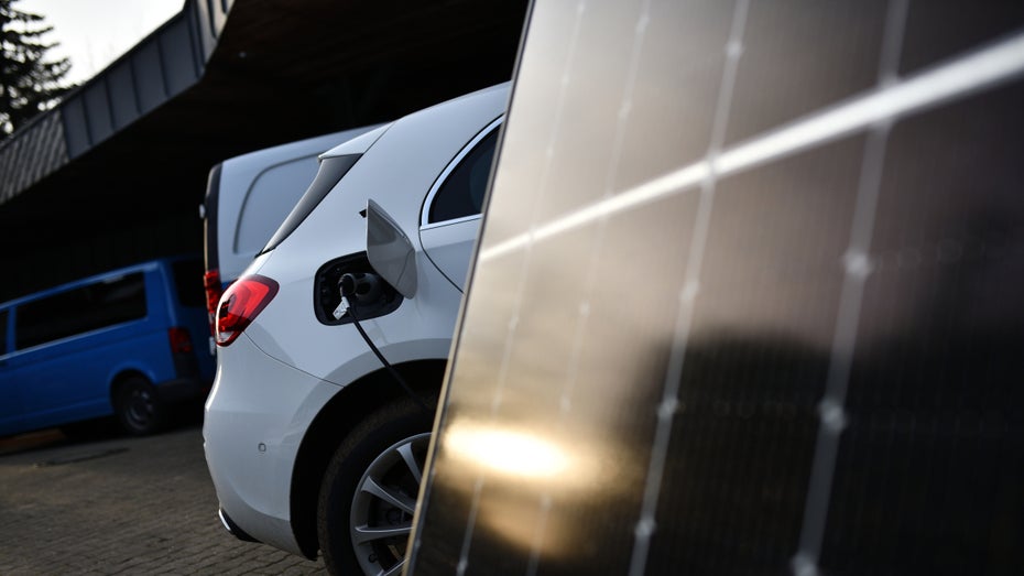 Wer sein E‑Auto mit Solarenergie lädt, kann sich eventuell über eine Finanzspritze freuen. (Foto: Sven Boettcher/Shutterstock) Solarstrom für Elektroautos: Wie ihr an die 10.000-Euro-Förderung der KfW kommt