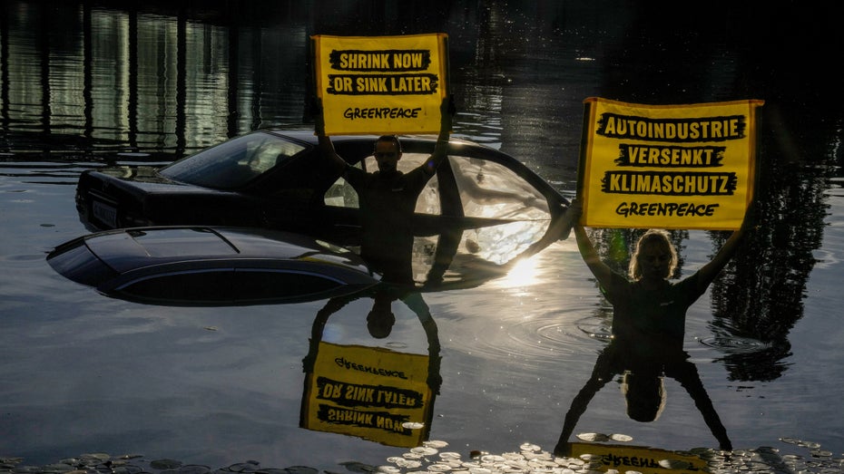 Aktivisten versenkten Autos in einem Wasserbecken. (Foto: dpa) Greenpeace-Studie vor IAA: Porsche in Umweltbilanz abgeschlagen