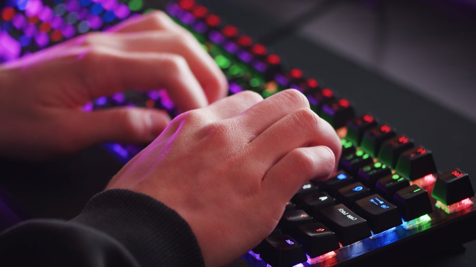 Wer hätte gedacht, dass man aus Tastaturen einen Bildschirm basteln kann. (Bild: VALUA VITALY / shutterstock) Besteht aus 96 Tastaturen: So einen Bildschirm hast du noch nie gesehen