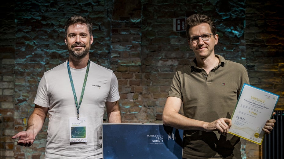 Gewinner des Marketing Tech Awards 2023 ist Fressnapf, die Präsentation hat Thomas Oberste-Scheemmann, VP Loyalry and CRM bei der Fressnapf Tiernahrungs GmbH (rechts), übernommen. (Foto: Marketing Tech Summit) Fokus auf Katzen-Tracking und Pet-Profile: Marketing Tech Award geht an Fressnapf