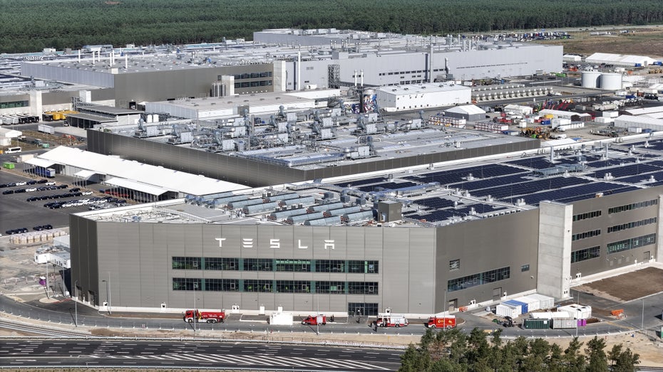 „Diesellok mit Gamer-Lighting“: So reagiert das Netz auf Teslas Zug zur Gigafactory