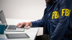 So trollt einer der meistgesuchten Hacker der Welt das FBI