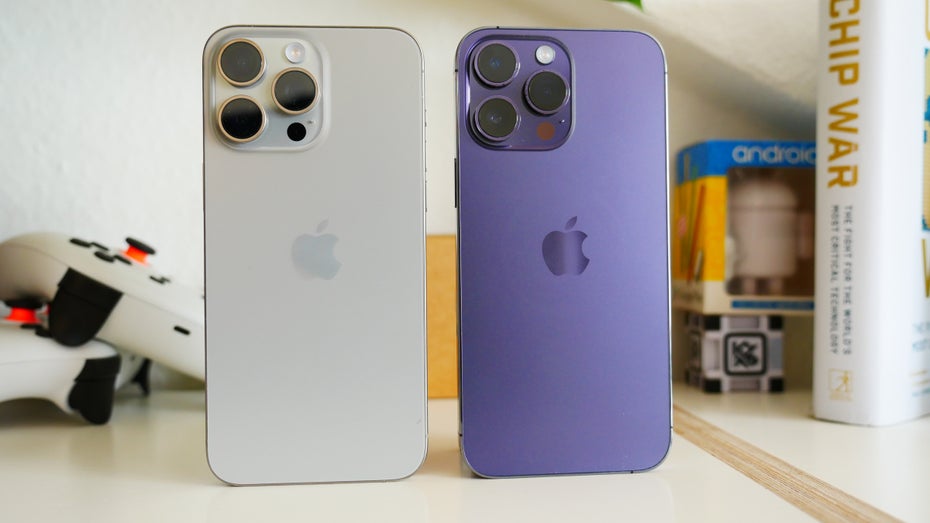iPhone 15 Pro Max neben dem iPhone 14 Pro Max
