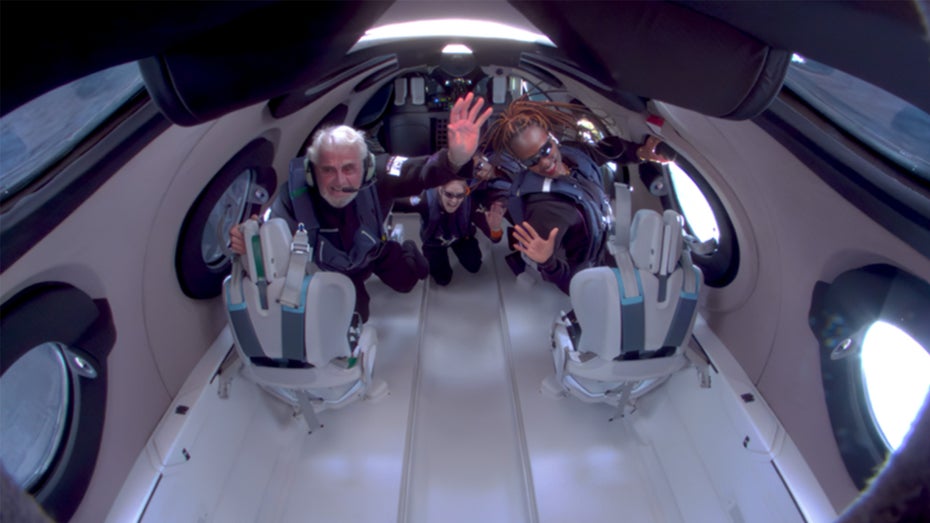 Die Crew von Virgins zweitem Touristenflug. (Foto: Virgin Galactic) Virgin Galactic bringt 2 Millionen Jahre altes Fossil ins All