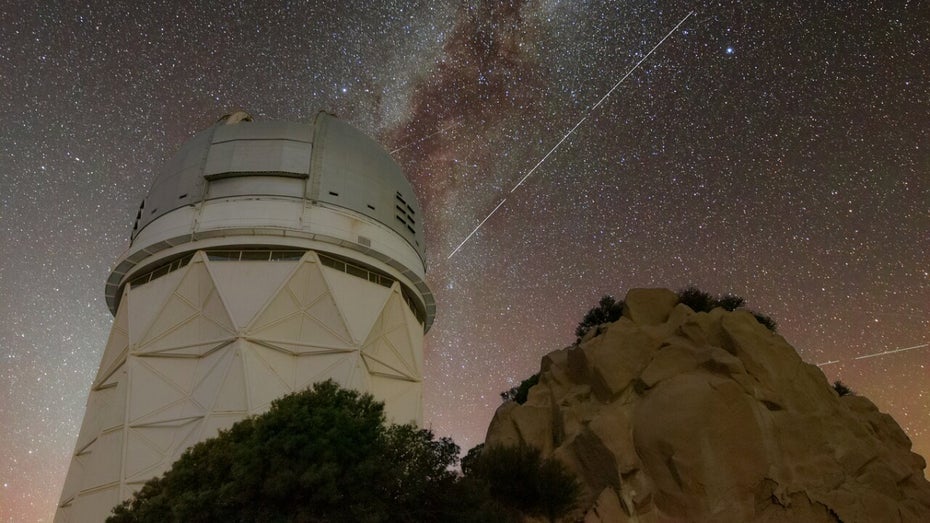 Bluewalker 3 über dem Kitt Peak National Observatory in Arizona. (Foto: KPNO/NOIRLab/IAU/SKAO/NSF/AURA/R. Sparks) Bluewalker 3 Himmel
