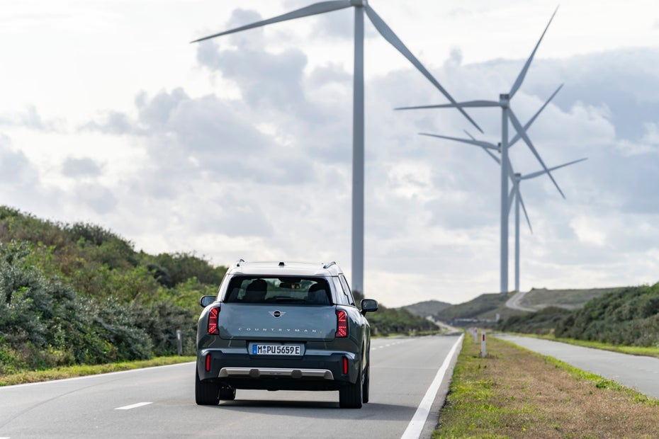 Mini Countryman vor Windrädern