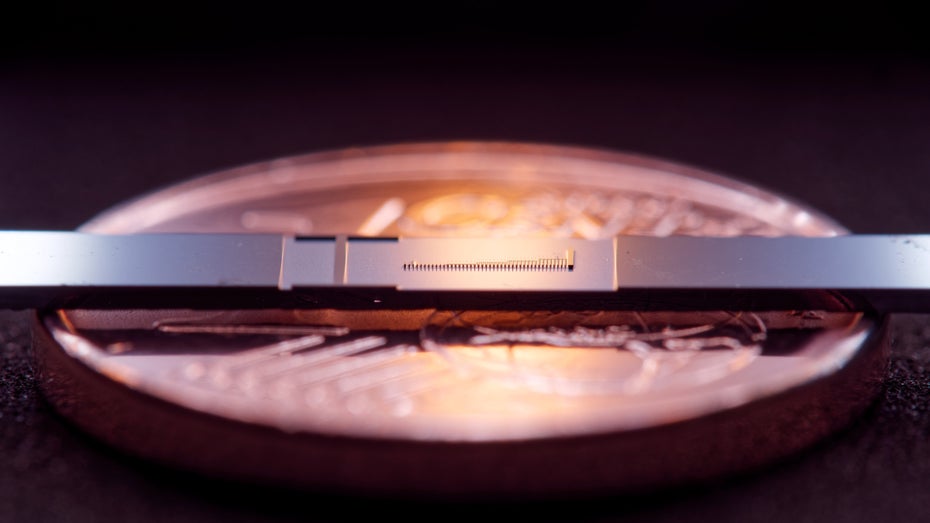 Der Mikrochip-Teilchenbeschleuniger der Friedrich-Alexander-Universität Erlangen-Nürnberg leistet Großes auf kleinstem Raum. (Foto: FAU/Laserphysik, Stefanie Kraus, Julian Litzel) Deutsches Forschungsteam baut funktionierenden Teilchenbeschleuniger in Münzgröße