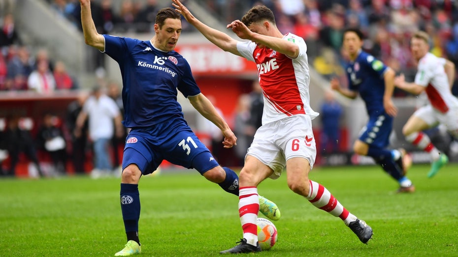 Die Instagram-Sperre wird teuer für den Verein. (Foto: Vitalii Vitleo / Shutterstock.com) Warum Instagram den Account eines Fußball-Bundesligisten gesperrt hat