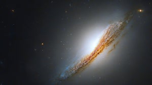 Leuchtendes Herz: Hubble-Teleskop fängt ungewöhnliche Galaxie ein