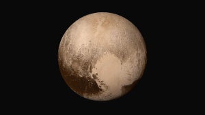 Fast wie „Weichkäse”: Plutos Zwilling hat eine ungewöhnliche Oberfläche