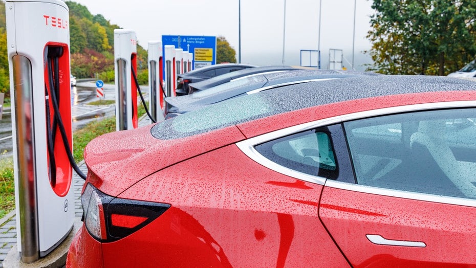 Model 3 im Regen