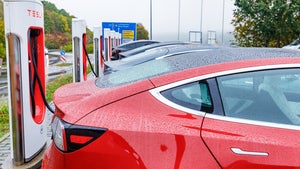 Tesla Model 3 gibt nach Regendusche auf – Besitzer muss 20.000 Euro zahlen
