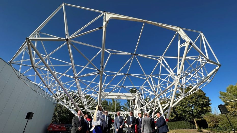 Die Firma für die größten Reflektorschirme der Welt stammt aus Wiesbaden. (Grafik: mtex) Very Large Array: Neue Radioteleskop-Antenne ist auf 3 Haare genau