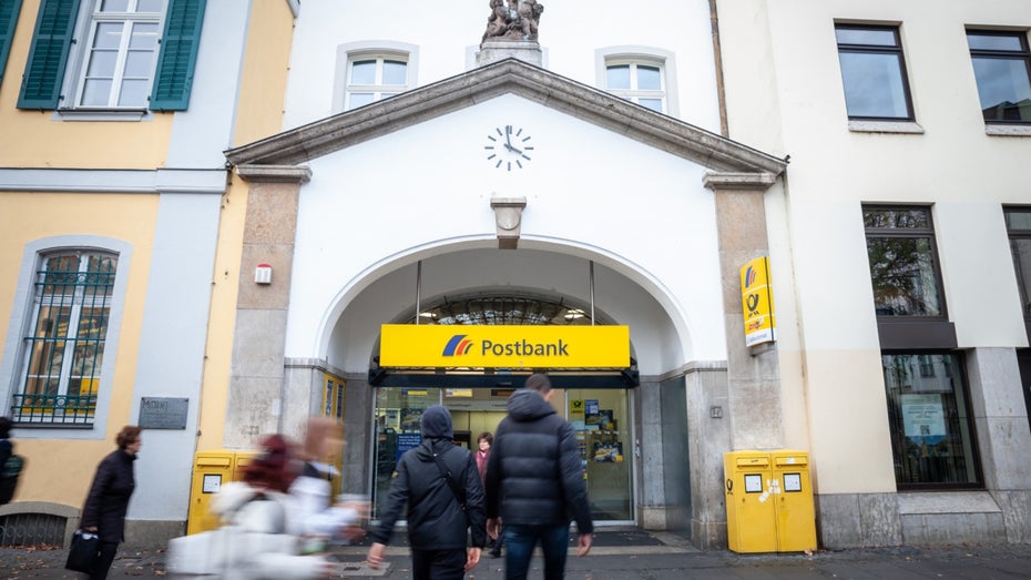 Ein Aufpasser für die Postbank und verschlossene Türen für die Google-KI