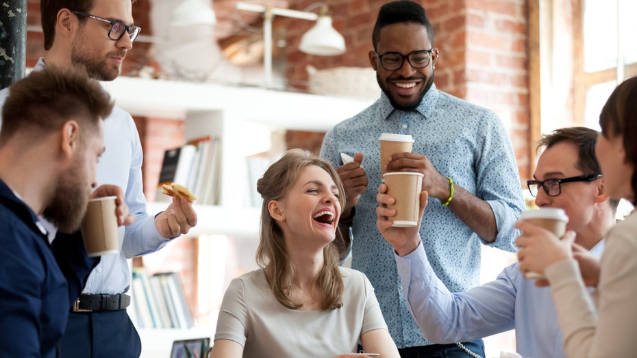 Coffee Badging: Was ihr über diesen Arbeitstrend und den Protest wissen müsst