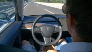 Teslas können jetzt erkennen, wenn ihr zu müde zum Fahren seid