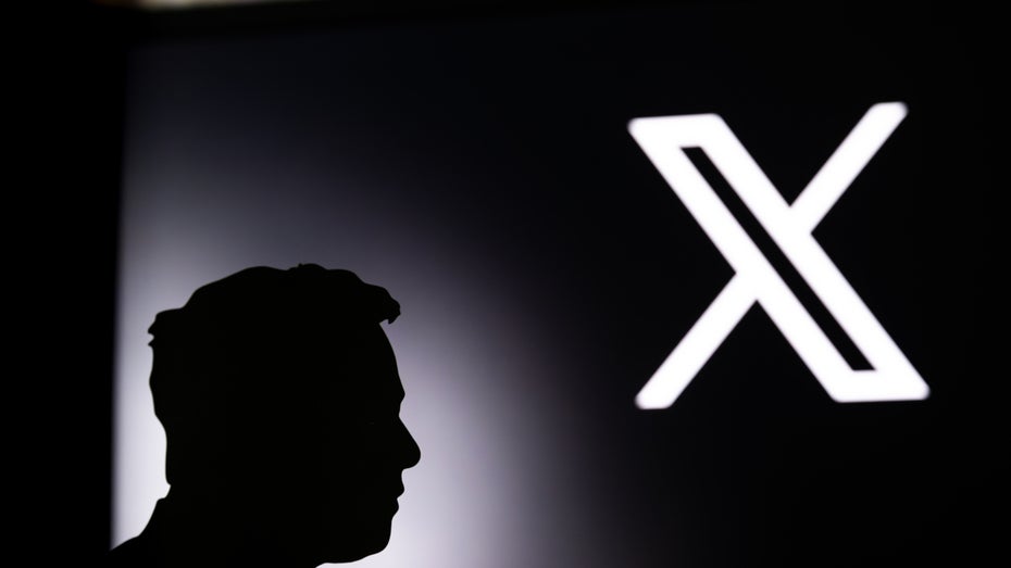 Elon Musk und das X‑Logo. (Symbolbild: Kovop/Shutterstock) Twitter und Elon Musk: Haken dran – ein vorläufiges Arbeitszeugnis