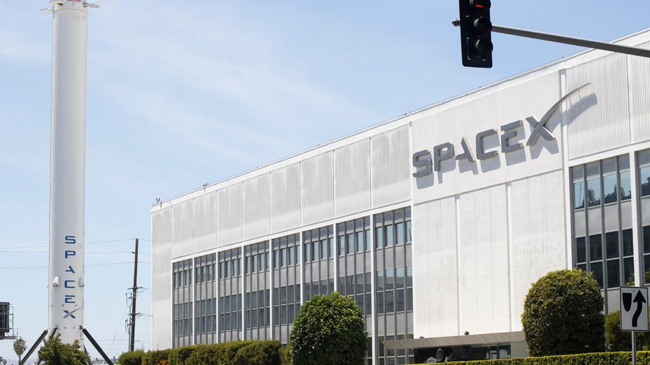Laut Klage verdienen weiße Männer bei SpaceX am meisten. (Foto: Tada Images/Shutterstock) 23.000 Dollar Lohnunterschied: Ingenieurin verklagt SpaceX wegen Diskriminierung