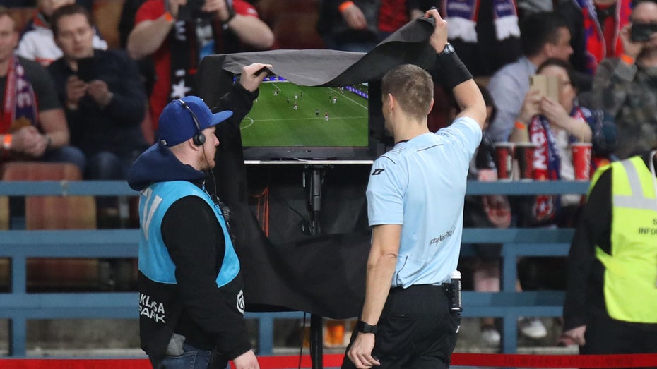 Der Videoschiedsrichter soll transparenter werden. (Foto: Marcin Kadziolka/Shutterstock) VAR-App kommt: So sollen Schiedsrichterentscheidungen nachvollziehbarer werden