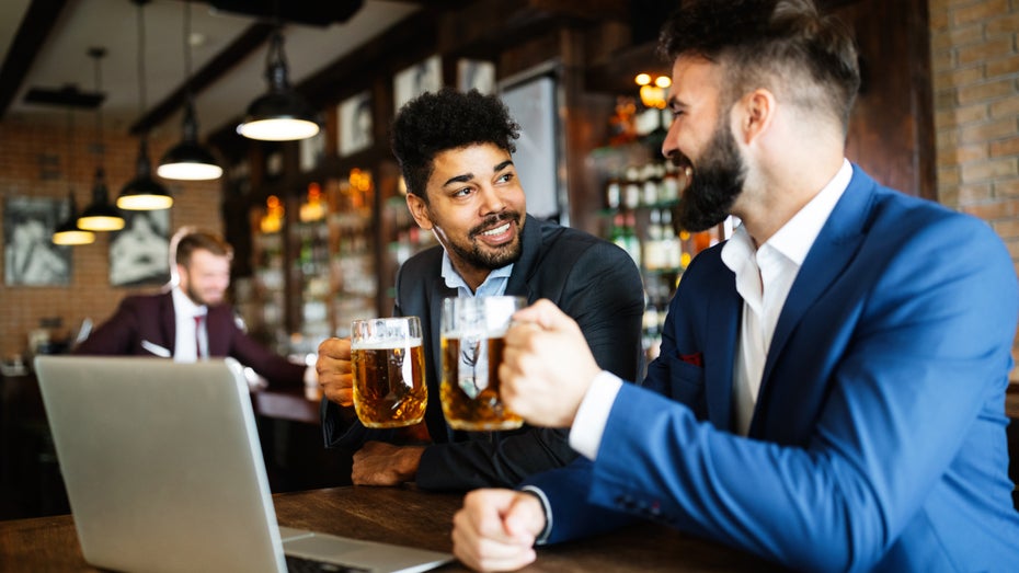 Unternehmen eröffnet Bar für Angestellte – und muss sie kurze Zeit später wieder schließen Unternehmen eröffnet Bar für Angestellte – und muss sie kurze Zeit später wieder schließen
