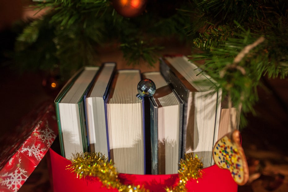 Weihnachtlicher Bücherstapel 