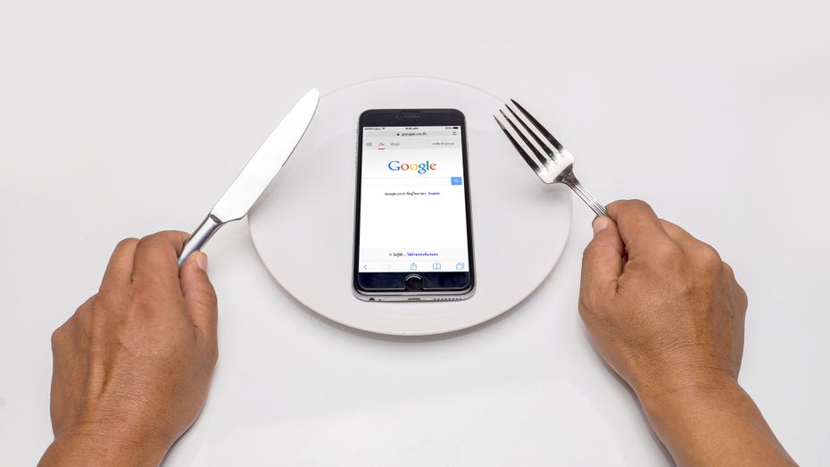 Wo bekomme ich etwas zu essen? Nutzer:innen lassen sich dabei von Google helfen.(Foto: Bongkarn Graphic/Shutterstock) „Near me” als Restaurantname: Klappt dieser SEO-Hack?