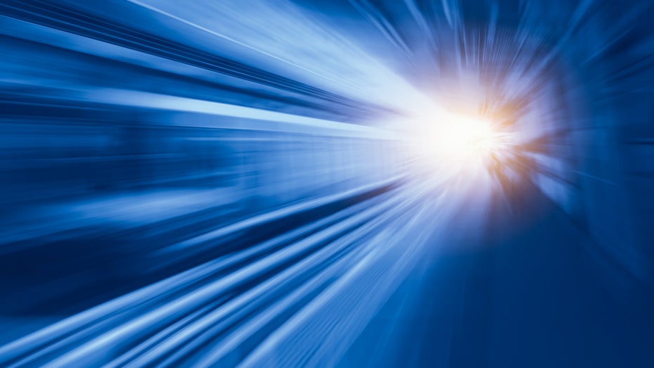 Bei der Lichtgeschwindigeit per Warp rechnet man mit einem negativen Energieaufwand, der höher ist als die Gesamtenergie des beobachtbaren Universums. (Symbolbild: Quality Stock Arts/ Shutterstock.com) Jenseits der Lichtgeschwindigkeit: Wissenschaftler erforscht Warp-Antrieb für High-Speed-Kommunikation
