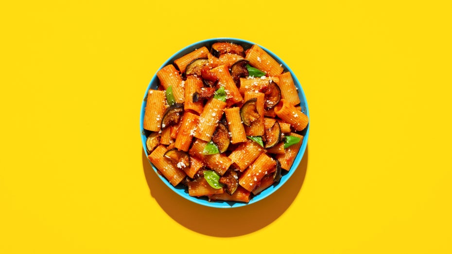 Dieses Bild ist noch nicht mithilfe von KI entstanden: ein Beispiel für ein Pasta-Gericht. (Foto: YesPhotographers / Shutterstock) Mit KI und günstig: Auf diese Marketingstrategie setzt eine neue Nudel-Marke