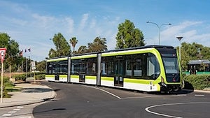Trackless Tram in Perth: elektrische Straßenbahn fährt auf der Straße statt auf Schienen