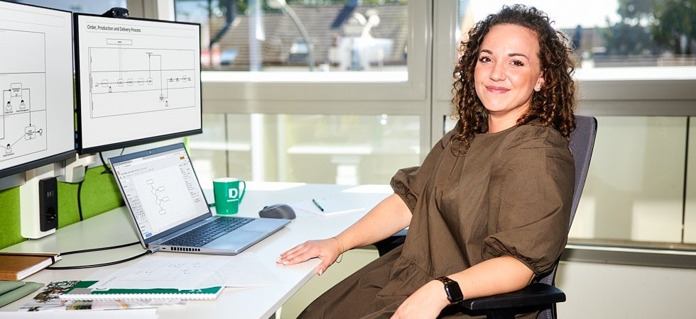Werde zum Master der PLM-Datenbank und tracke die DEICHMANN-Produkte in Echtzeit Werde zum Master der PLM-Datenbank und tracke die DEICHMANN-Produkte in Echtzeit