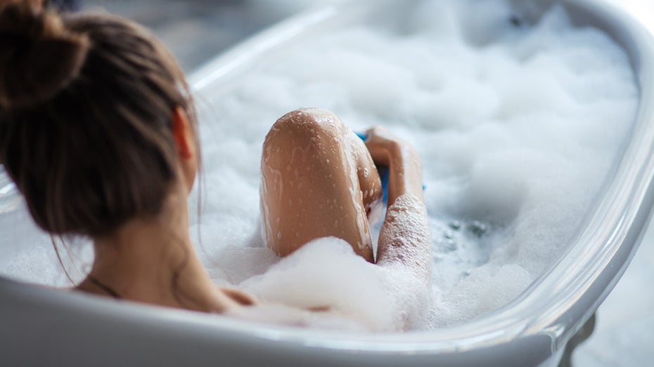 Badewannenfotos können teuer werden. (Foto: Ufa Biz Photo/Shutterstock) Lange vergessener Post: Badewannenbild auf Facebook kostet Handwerker rund 10.000 Euro