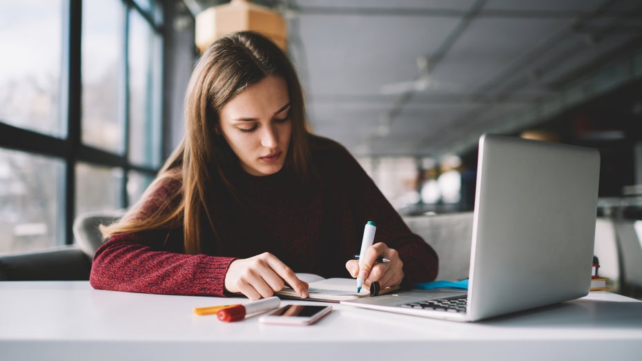 Online wird häufig geschummelt. (Foto: fizkes / Shutterstock) Es ist nicht ChatGPT: Neuer Schummel-Trend unter Studierenden bei Examen
