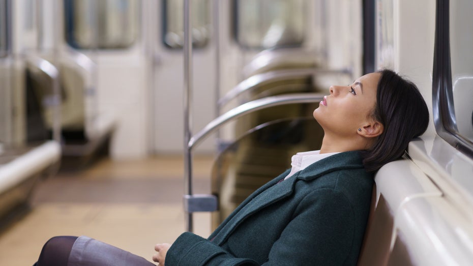 Der Arbeitsweg kann anstrengend werden. (Bild: DimaBerlin/ Shutterstock) Gen Z will nicht arbeiten? Wieso diese virale Beschwerde völlig falsch verstanden wird