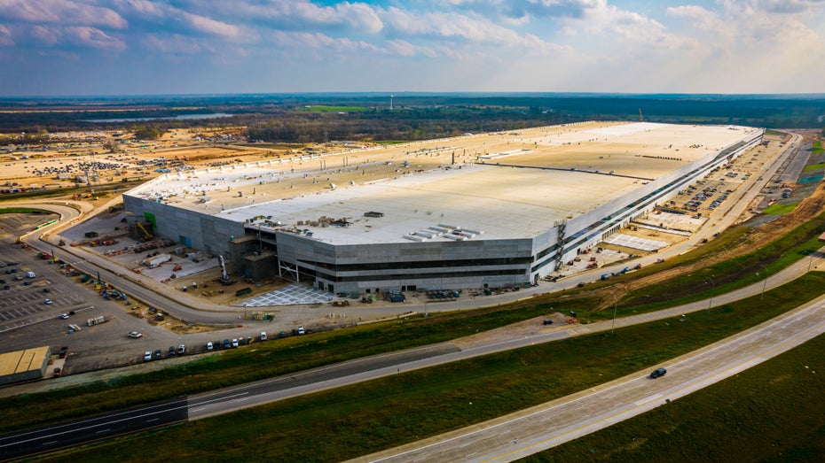 Bald wird Tesla wohl auch eine Gigafactory wie diese in Indien bauen. (Foto: Roschetzky Photography/Shutterstock) Teslas nächste Gigafactory: Hier soll sie entstehen