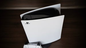Fotos zur Playstation 5 Slim: So soll die neue neben der alten Konsole aussehen