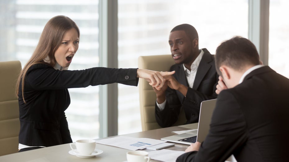 Loud Quitting als Arbeitstrend: Wieso es Mitarbeiter nochmal richtig knallen lassen Loud Quitting als Arbeitstrend: Wieso es Mitarbeiter nochmal richtig knallen lassen
